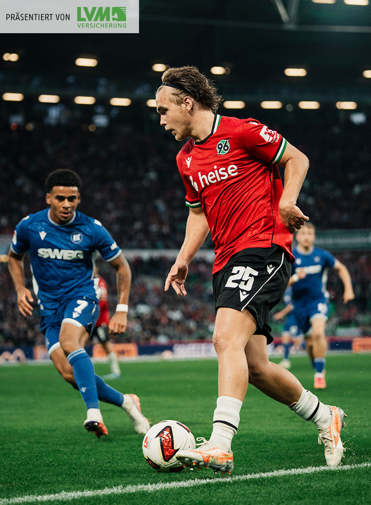 Der 96-Spieler Lars Gindorf ist am Ball, neben ihm lauert ein KSC-Spieler.