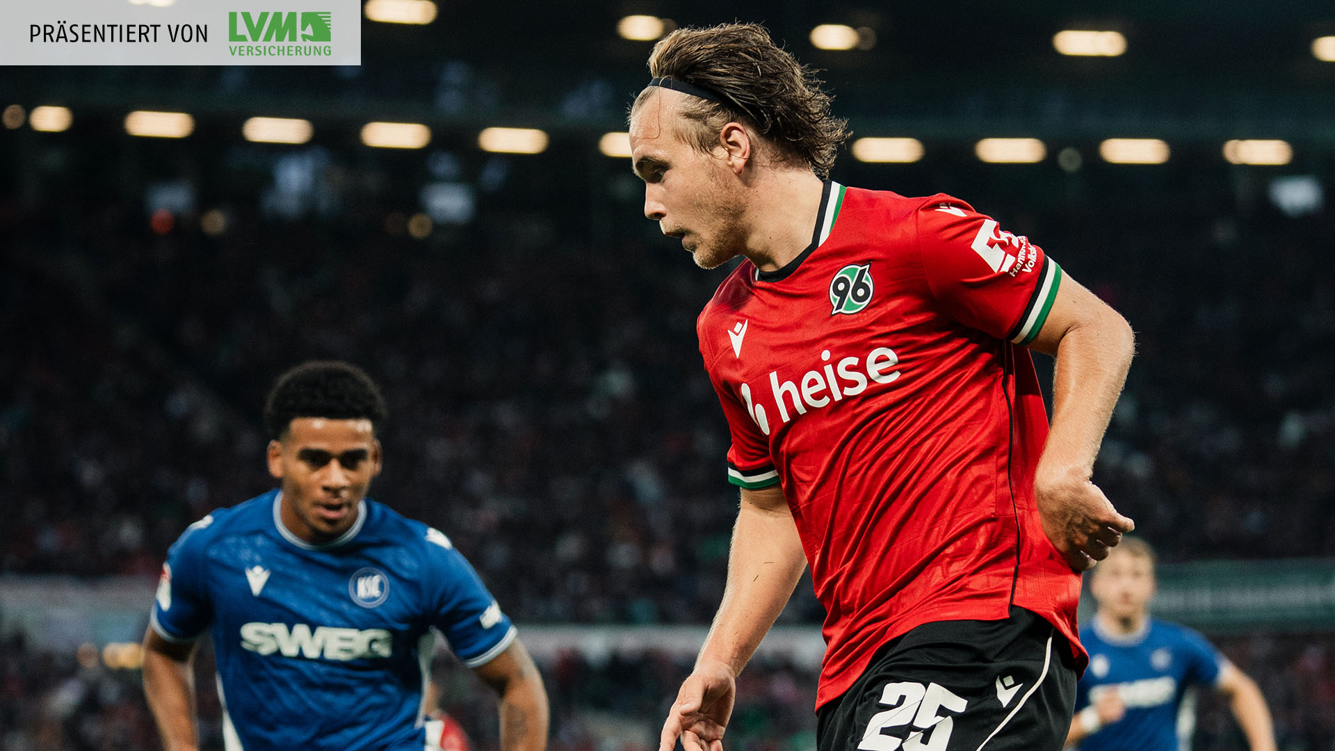 Der 96-Spieler Lars Gindorf ist am Ball, neben ihm lauert ein KSC-Spieler.