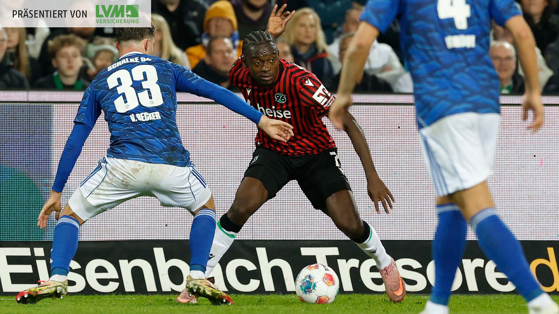 Mustapha Bundu am Ball und im Duell mit Schalkes Vitalie Becker.