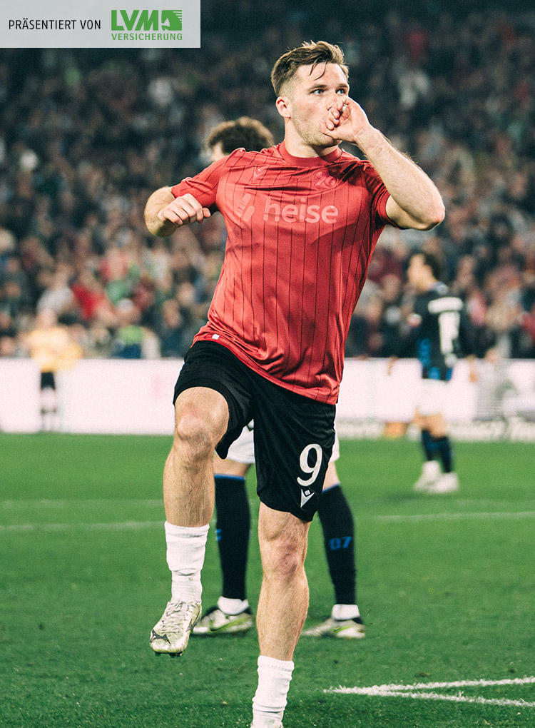 Benjamin Källman jubelt im Jubiläumstrikot und küsst dabei seinen linken Handrücken. 