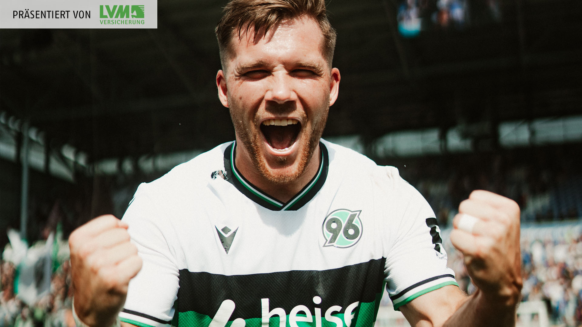 Benjamin Källman jubelt mit geballten Fäusten in die Kamera. 