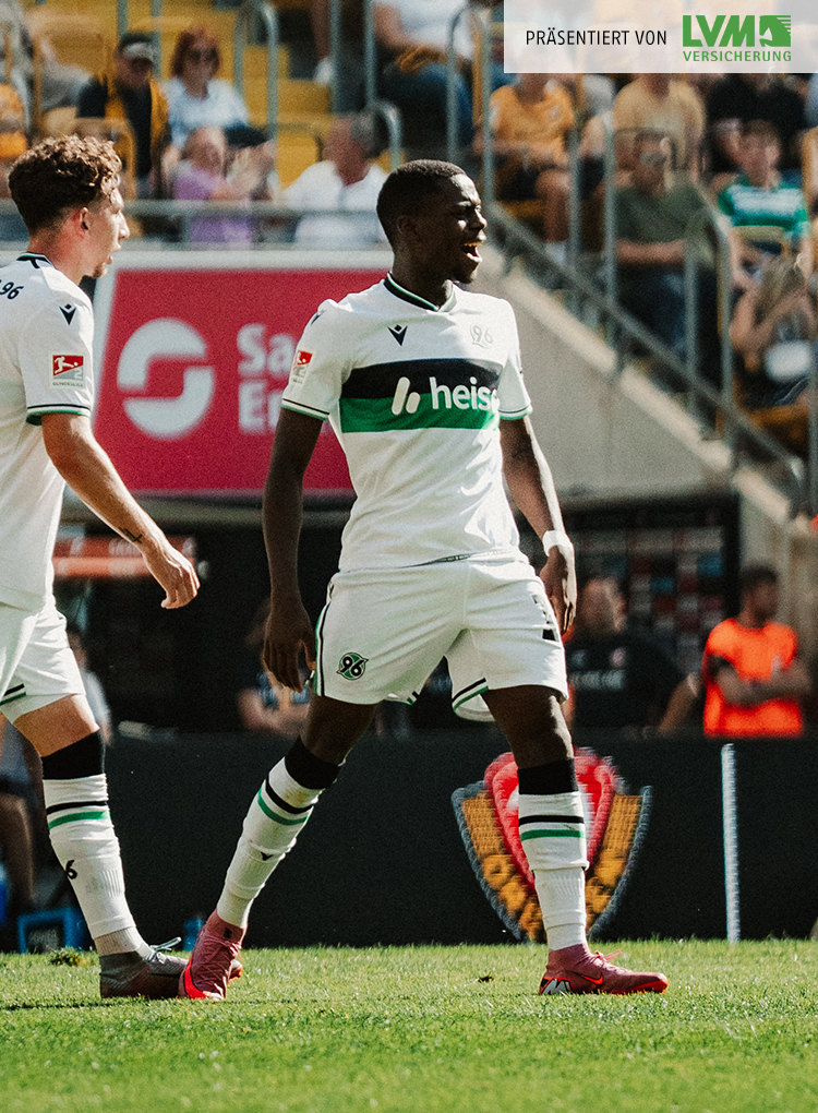Noel Aseko jubelt mit Jannik Rochelt über seinen Treffer.