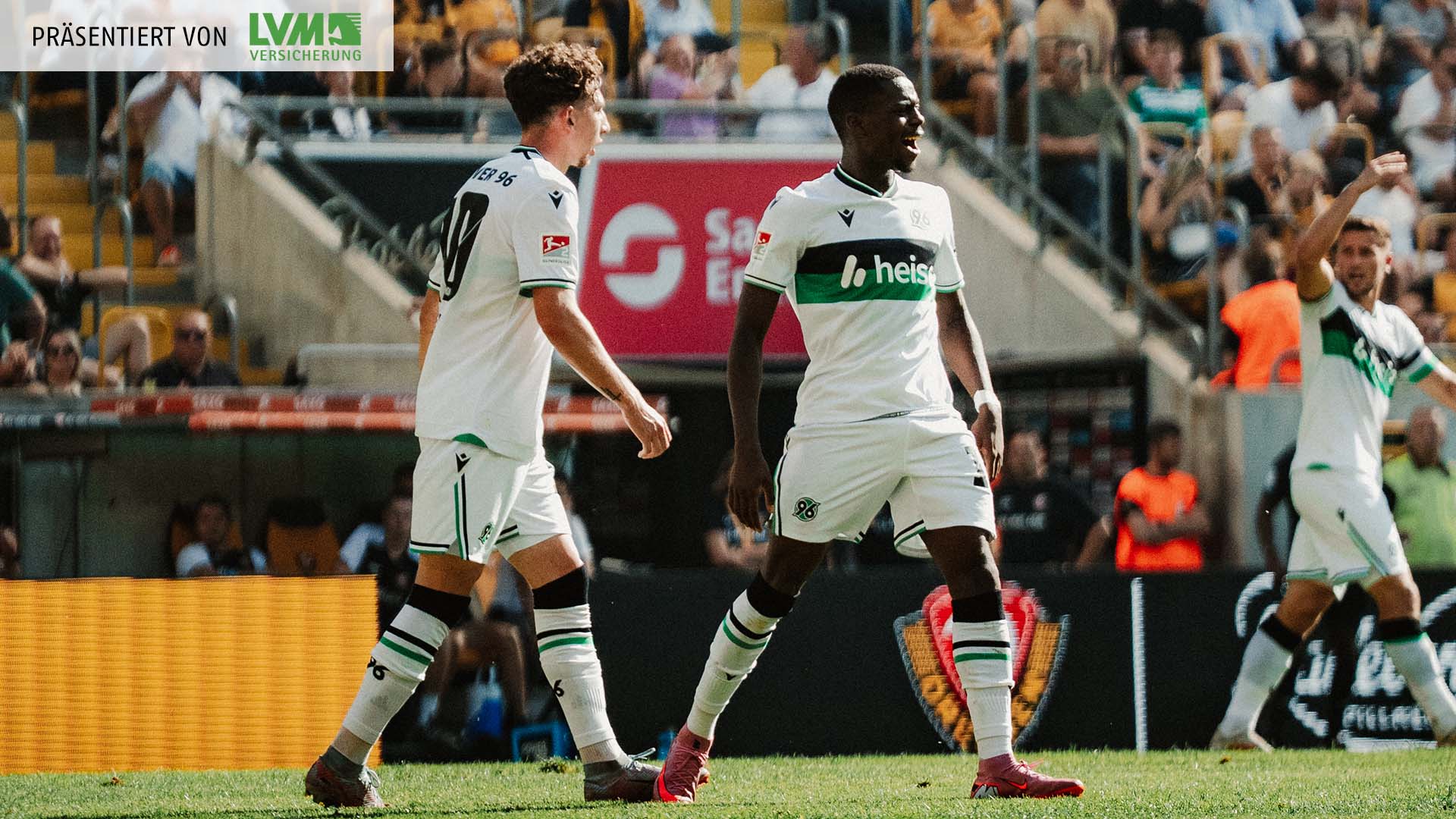 Noel Aseko jubelt mit Jannik Rochelt über seinen Treffer.
