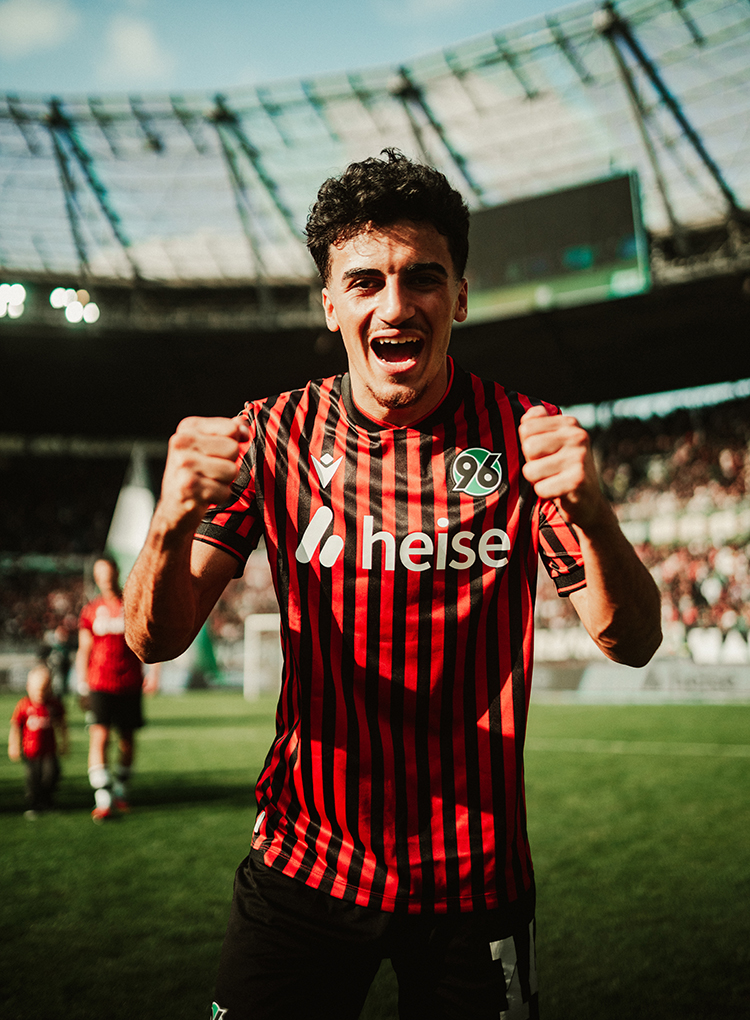 Husseyn Chakroun ballt jubelnd die Fäuste.