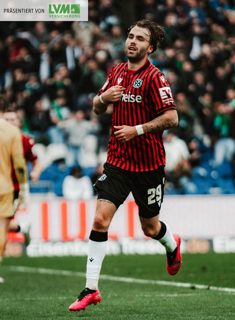 Kolja Oudenne im Laufen nach seinem Tor, er zeigt auf sein Trikot.