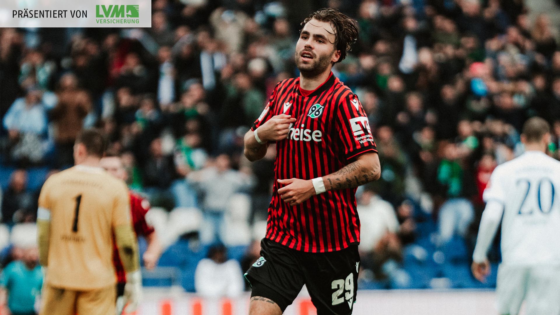 Kolja Oudenne im Laufen nach seinem Tor, er zeigt auf sein Trikot.