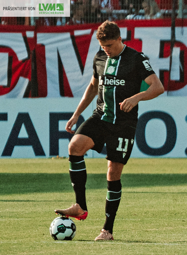 Benedikt Pichler hat den Ball am Fuß und schaut nach unten. 