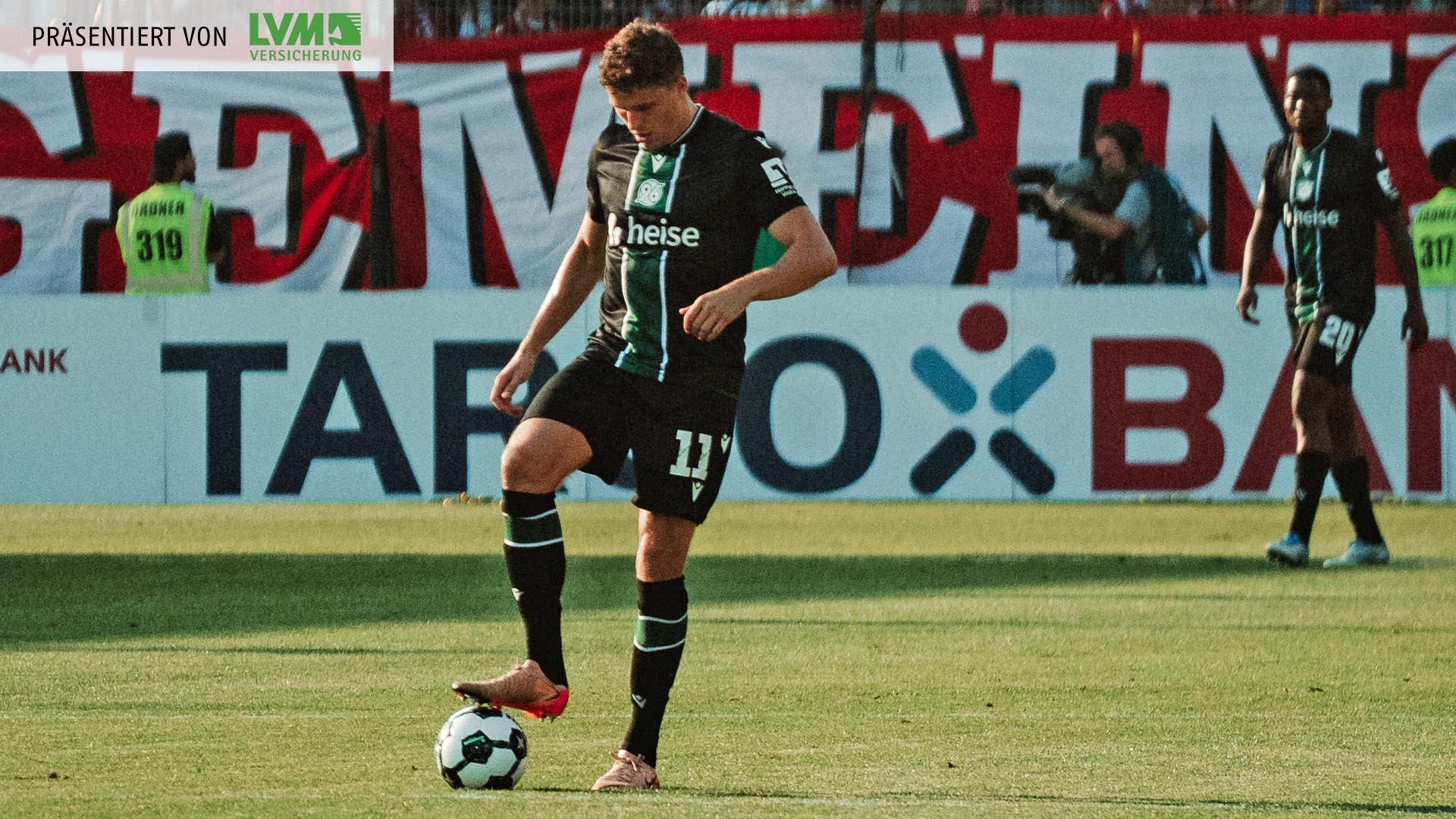 Benedikt Pichler hat den Ball am Fuß und schaut nach unten. 