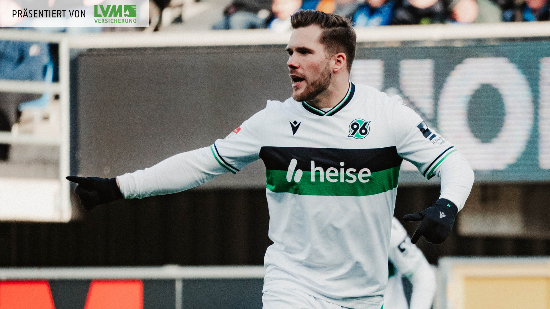 Benjamin Källman im Laufen mit nach rechts ausgestrecktem Arm.