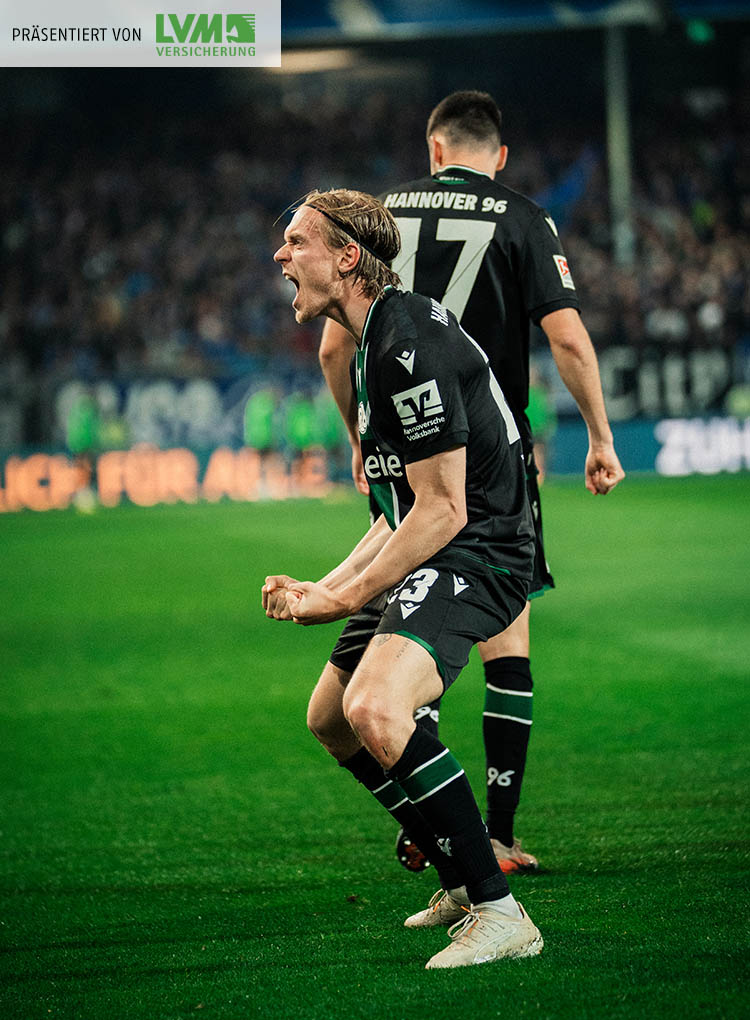 Seitliche Aufnahme von Thordarson, der mit geballten Fäusten jubelt.