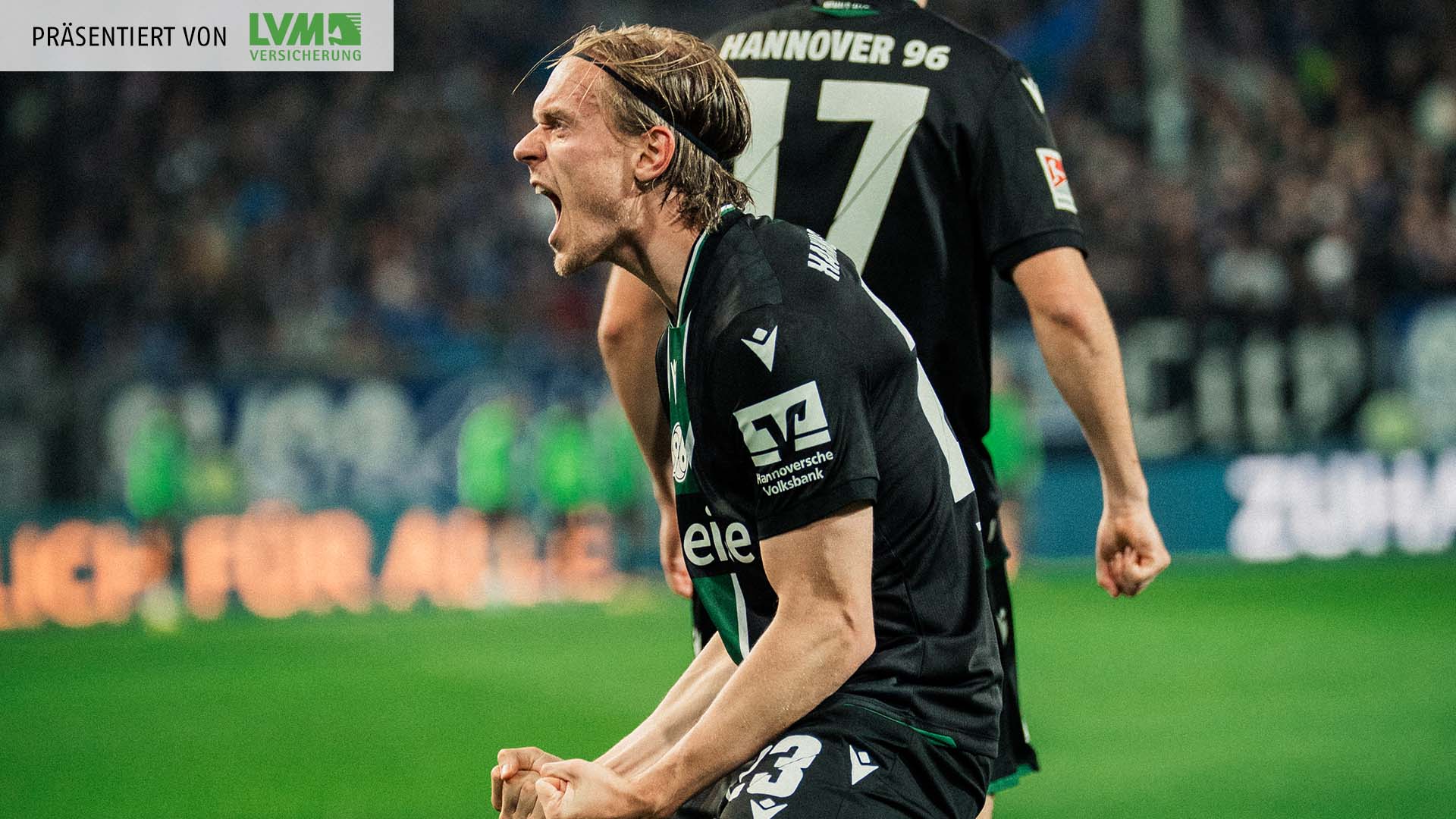 Seitliche Aufnahme von Thordarson, der mit geballten Fäusten jubelt.