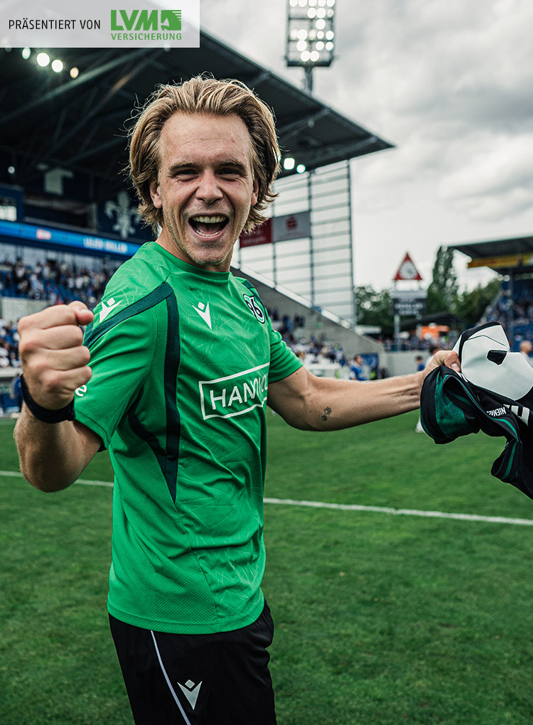 Der 96-Spieler Lars Gindorf jubelt nach Abpfiff mit geballten Fäusten.