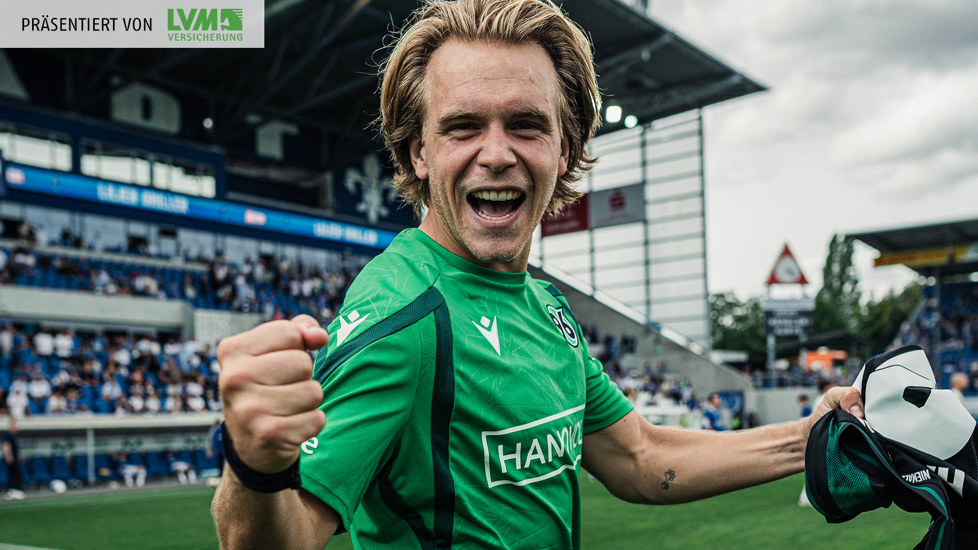Der 96-Spieler Lars Gindorf jubelt nach Abpfiff mit geballten Fäusten.