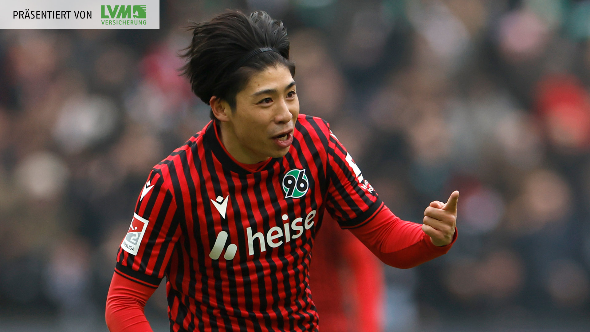 Daisuke Yokota jubelt im 96-Heimtrikot.