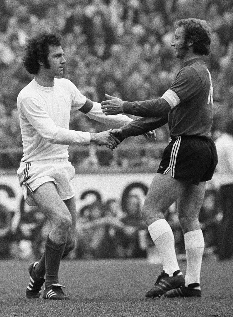 Hans Siemensmeyer beim Handshake mit Franz Beckenbauer. 