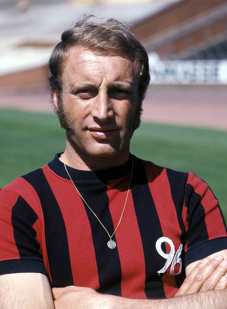 Hans Siemensmeyer in jungen Jahren im schwarz-rot gestreiften Trikot.
