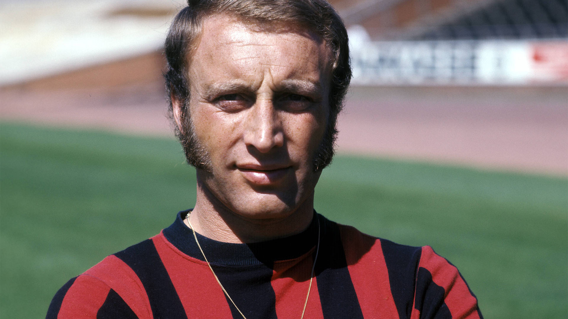 Hans Siemensmeyer in jungen Jahren im schwarz-rot gestreiften Trikot.