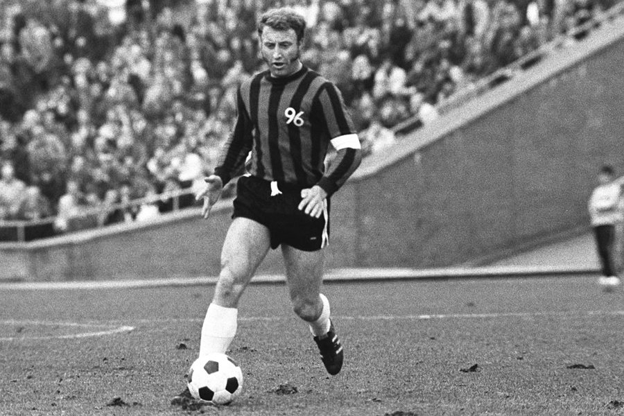 96-Rekordtorschütze Hans Siemensmeyer am Ball.