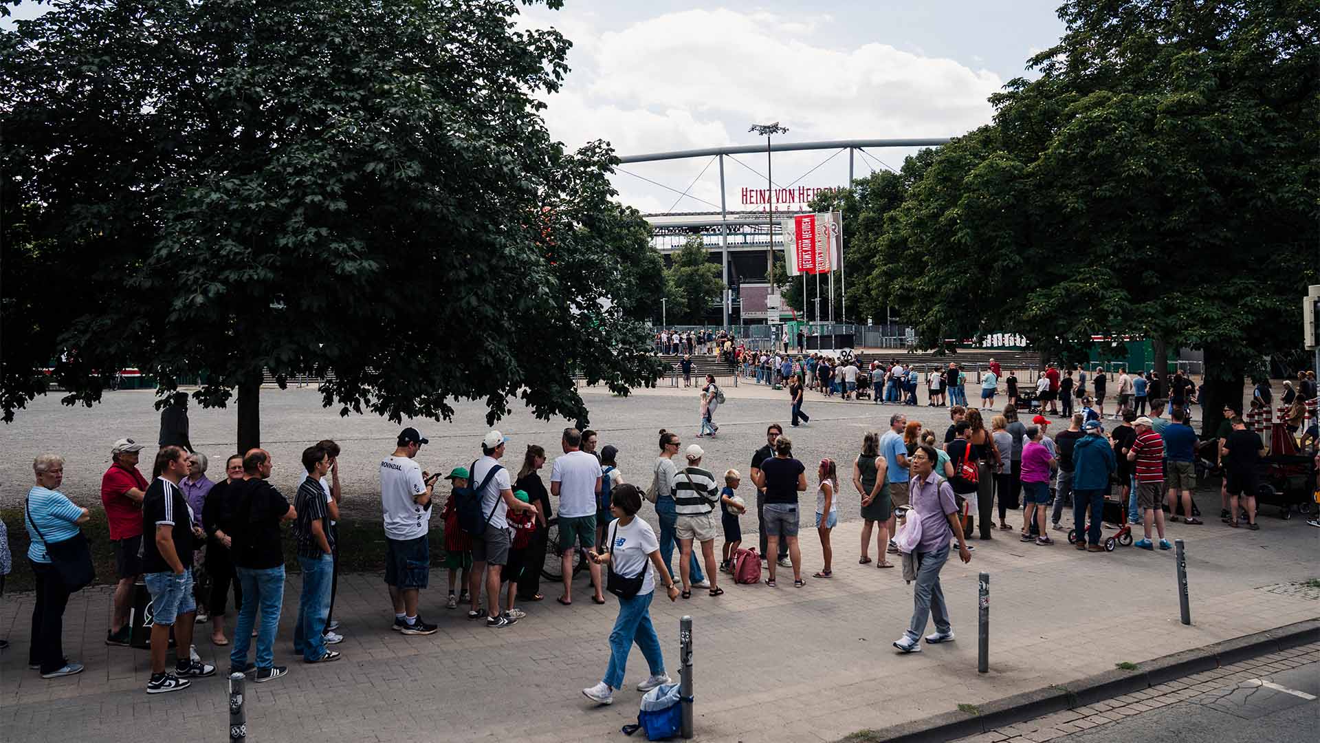 Eine lange Menschenschlange steht vor dem Nordeingang der Heinz von Heiden Arena.