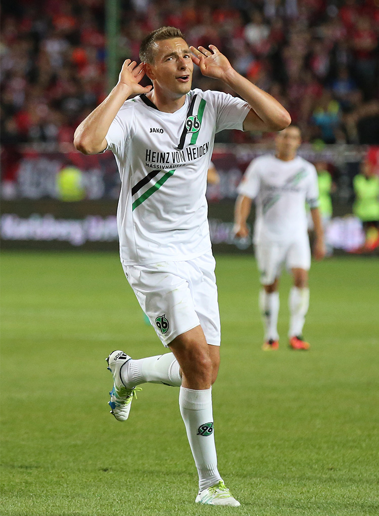 Artur Sobiech jubelt nach einem Tor, schaut in Richtung der Hannover-96-Fans und hält die Hände an beide Ohren.