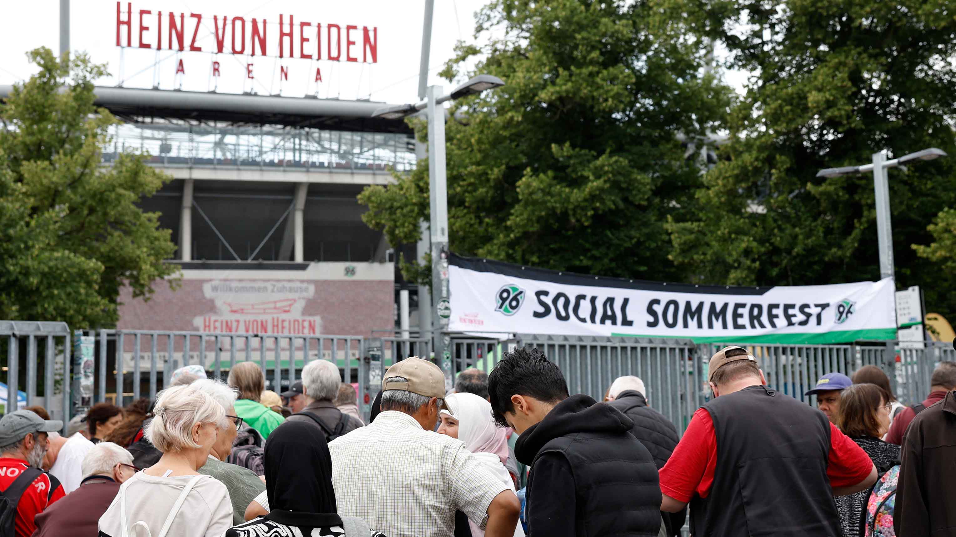 Die Besucher vorm Stadioneingang.