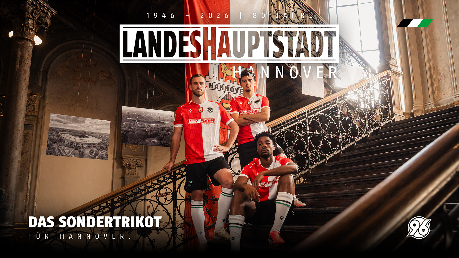 Drei 96-Profis im neuen rot-weißen-Sondertrikot vor der Hannover-Fahne.