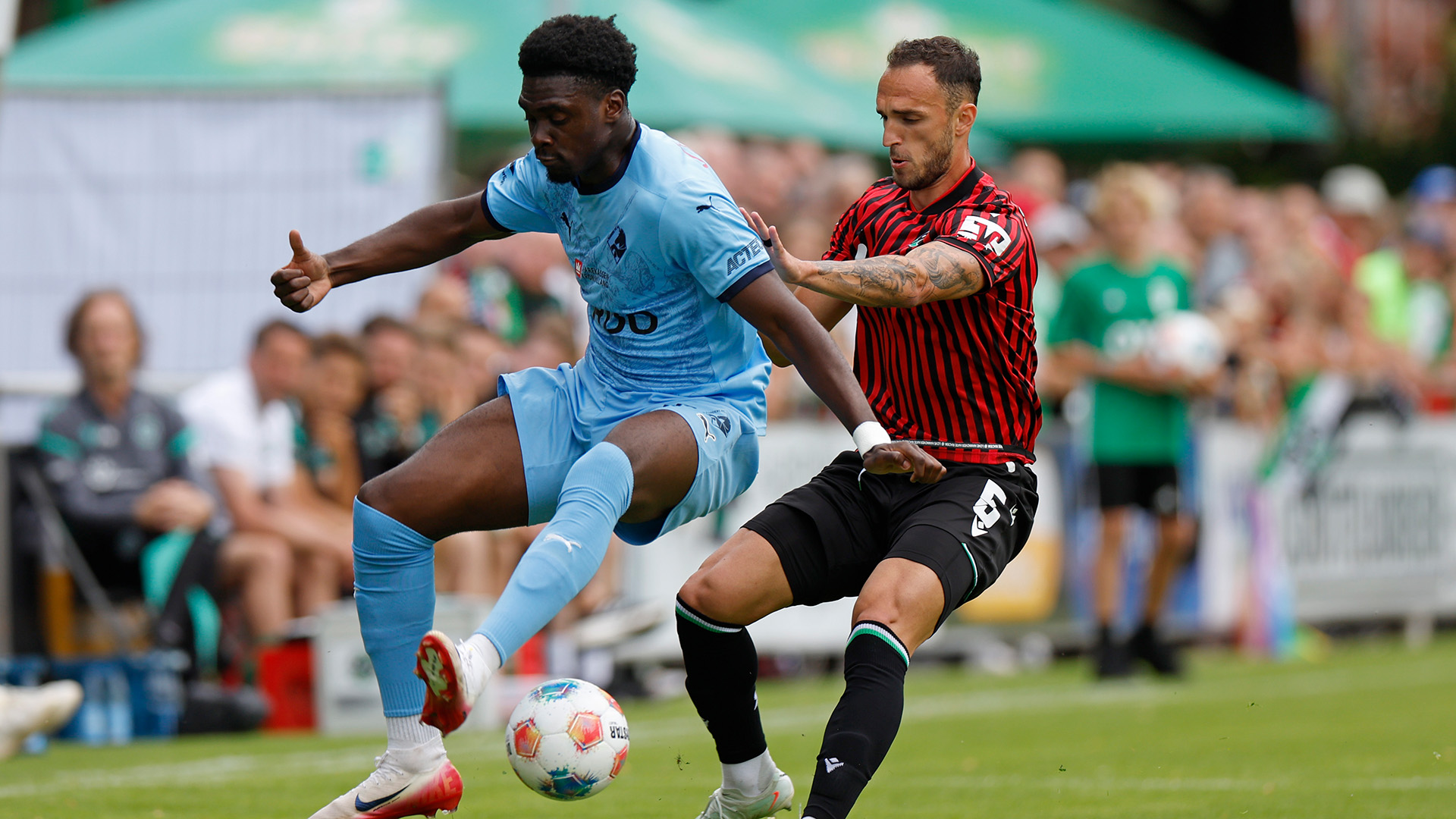 96-Verteidiger Virgil Ghita im Zweikampf mit einem Angreifer von Randers FC.