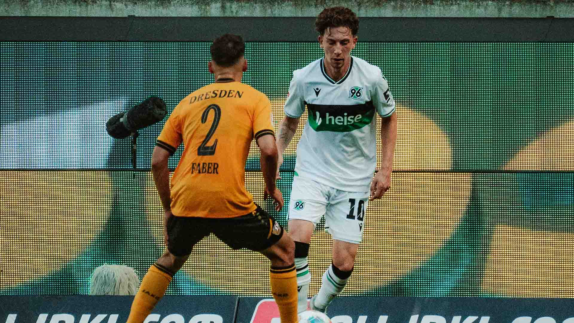 Jannik Rochelt im Zweikampf beim Spiel gegen Dresden.