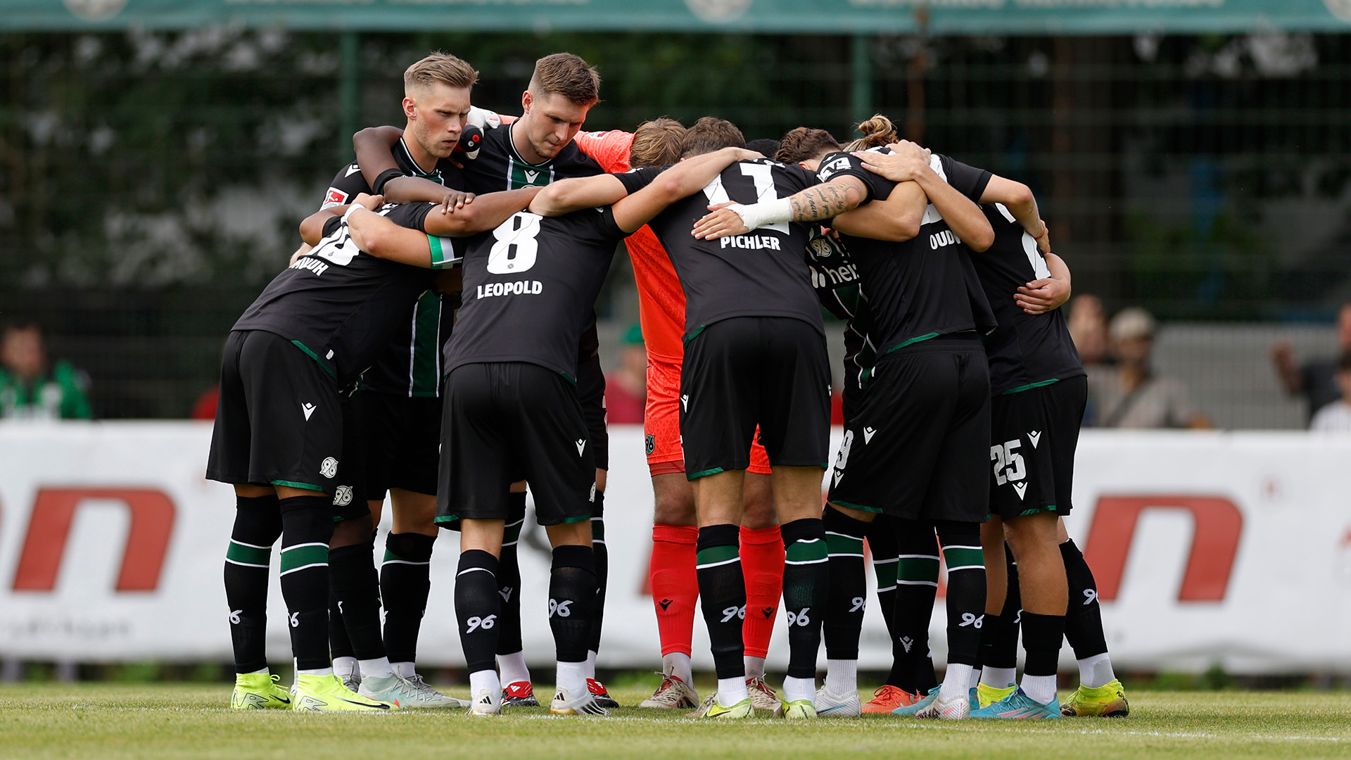 Der Mannschaftskreis von Hannover 96 vor dem Anpfiff.