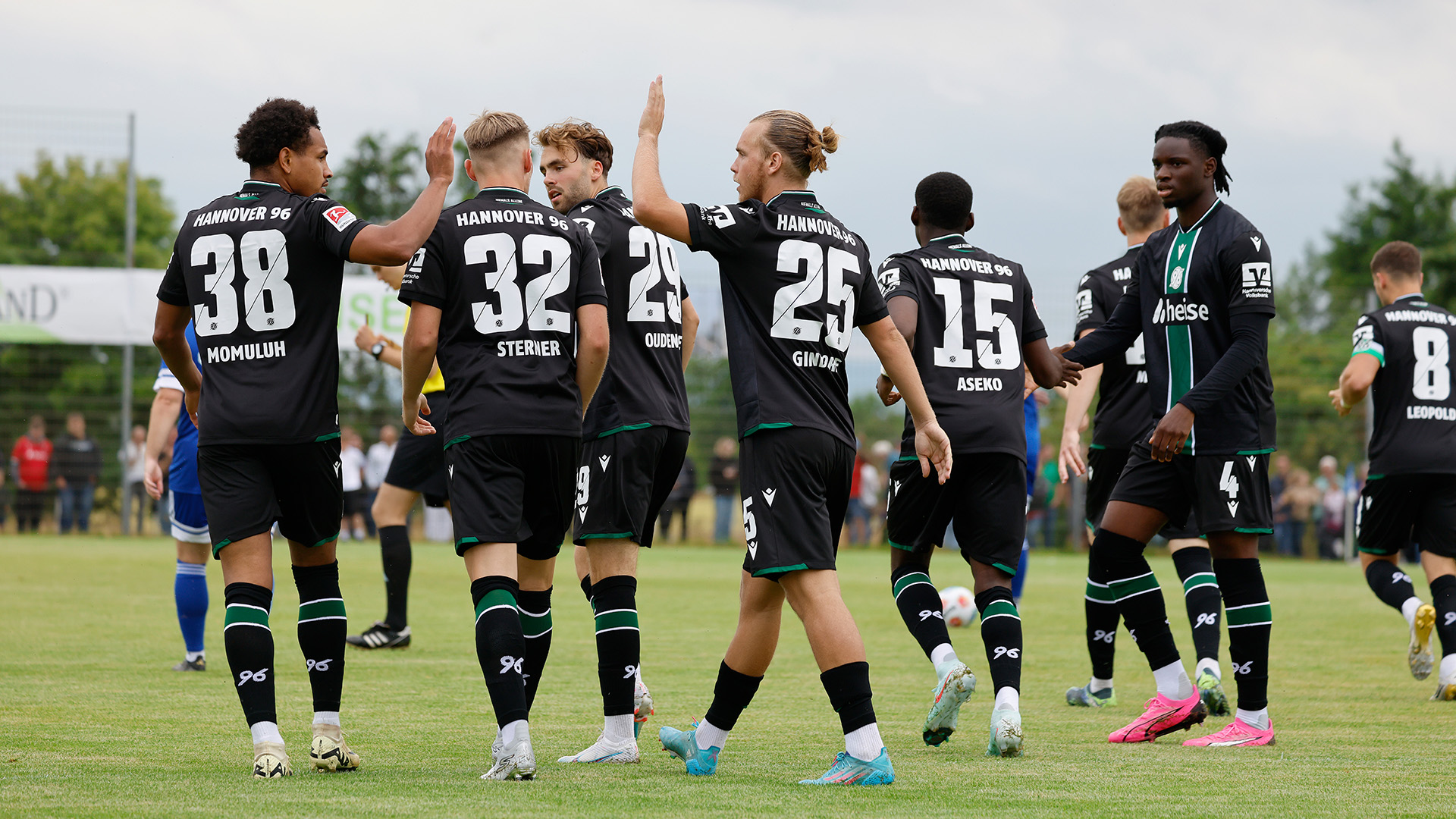Die 96-Spieler um Lars Gindorf und Monju Momuluh bejubeln Gindorfs Treffer zum 1:0.