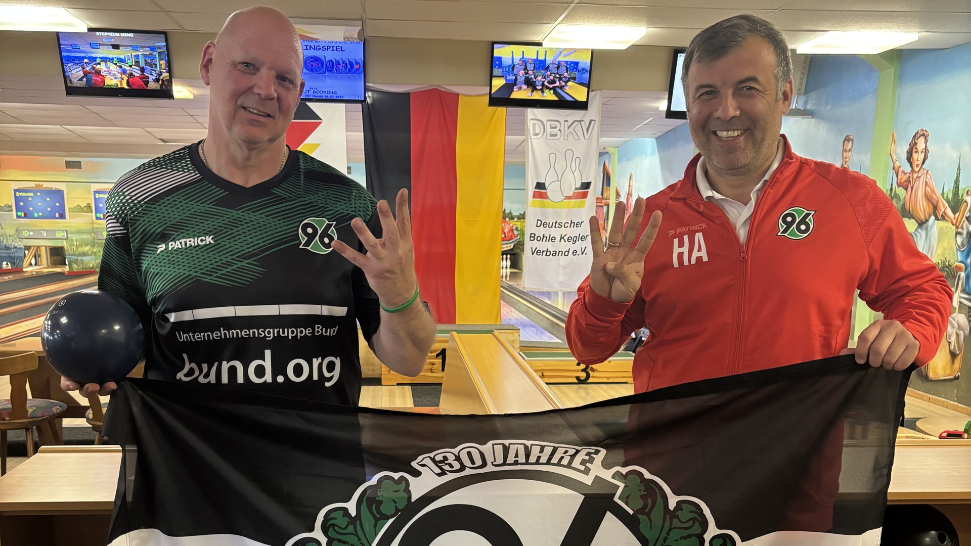 Thorsten Scheidler (links) und Vorstand Sport Hakan Alhan (rechts) bei den Deutschen Meisterschaften im Dreibahnenspiel in Wolfsburg