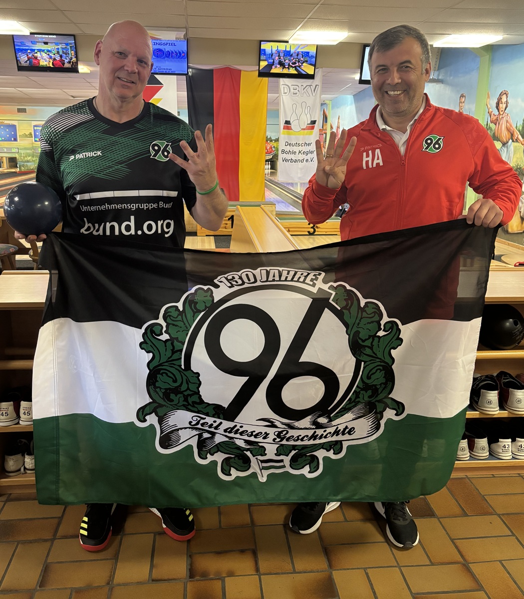 Thorsten Scheidler (links) und Vorstand Sport Hakan Alhan (rechts) bei den Deutschen Meisterschaften im Dreibahnenspiel in Wolfsburg