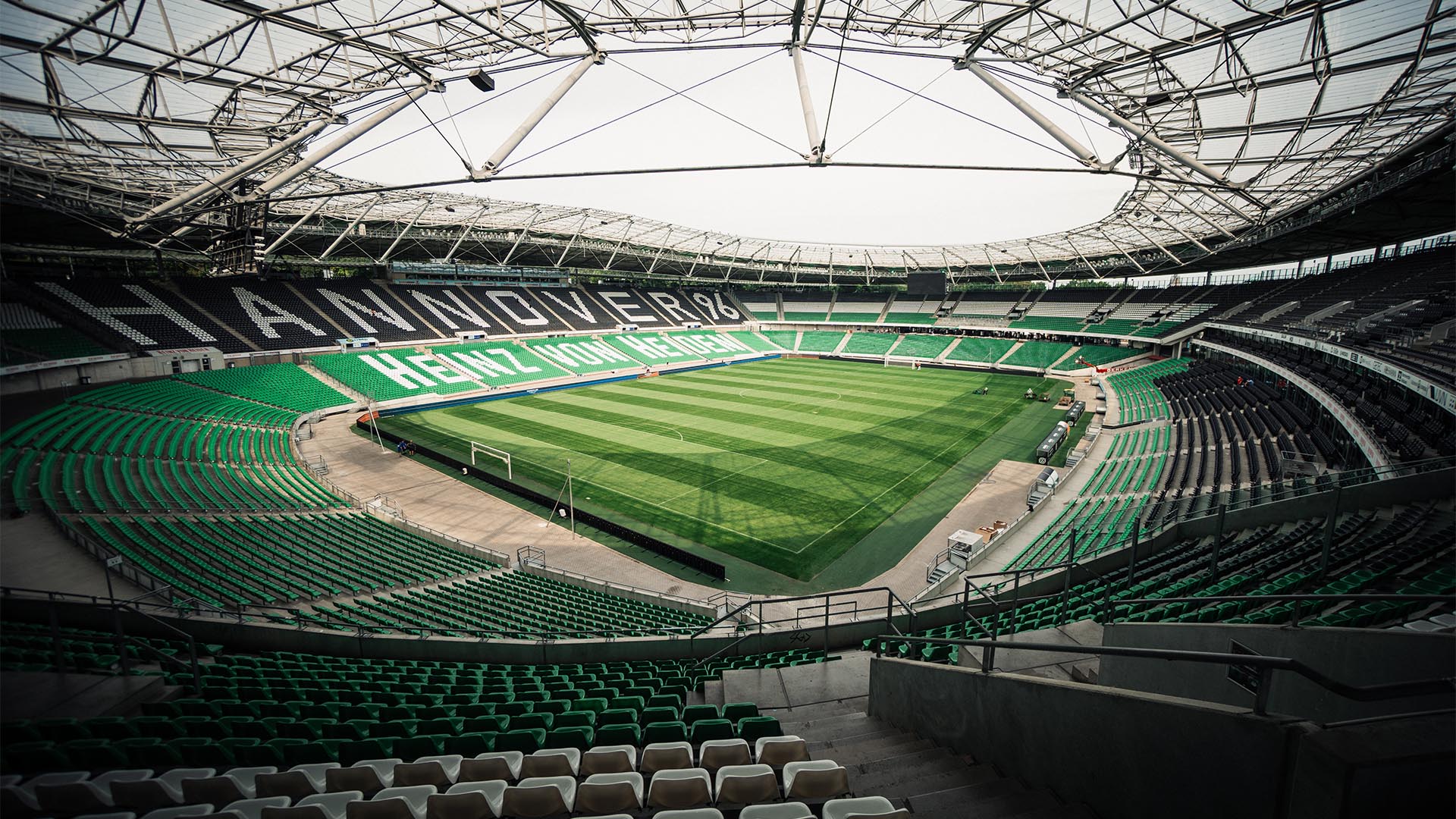 Blick ins leere Stadion.
