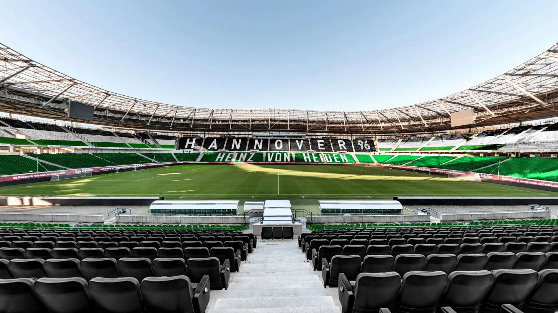 Blick vom Osten aus: die Heinz von Heiden Arena mit schwarz-weiß-grünen Sitzen im Nordoberrang, schwarzen Oberrängen, und grünen Unterrängen.