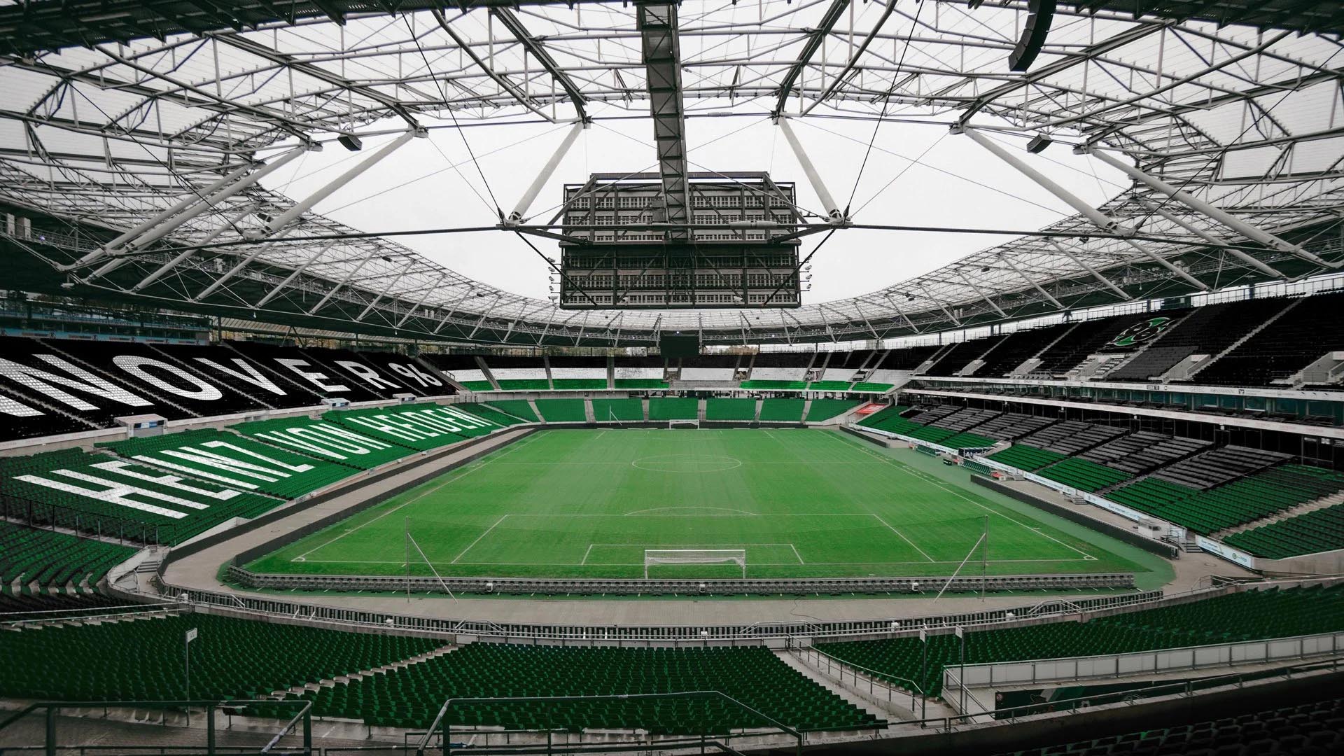 Die Heinz von Heiden Arena mit schwarz-weiß-grünen Sitzen im Nordoberrang, schwarzen Oberrängen, und grünen Unterrängen.