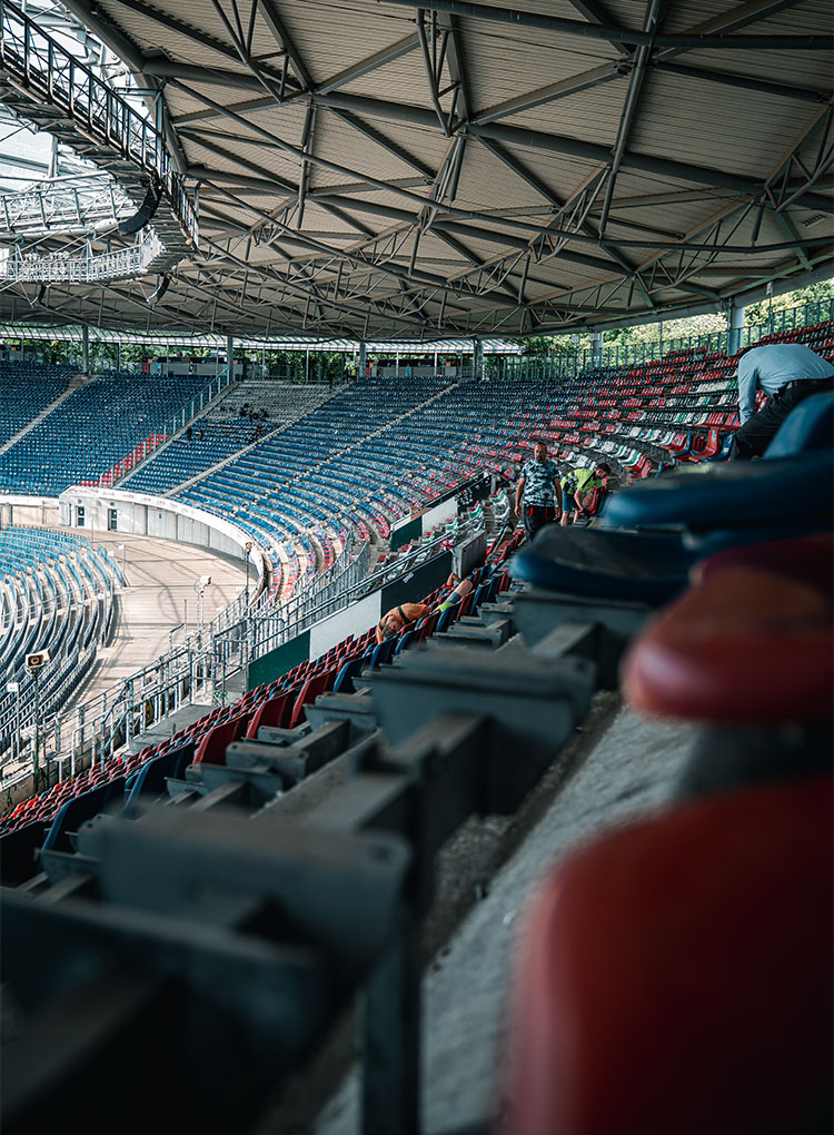 Blick in die Nordkurve des Stadions, in der gearbeitet wird.