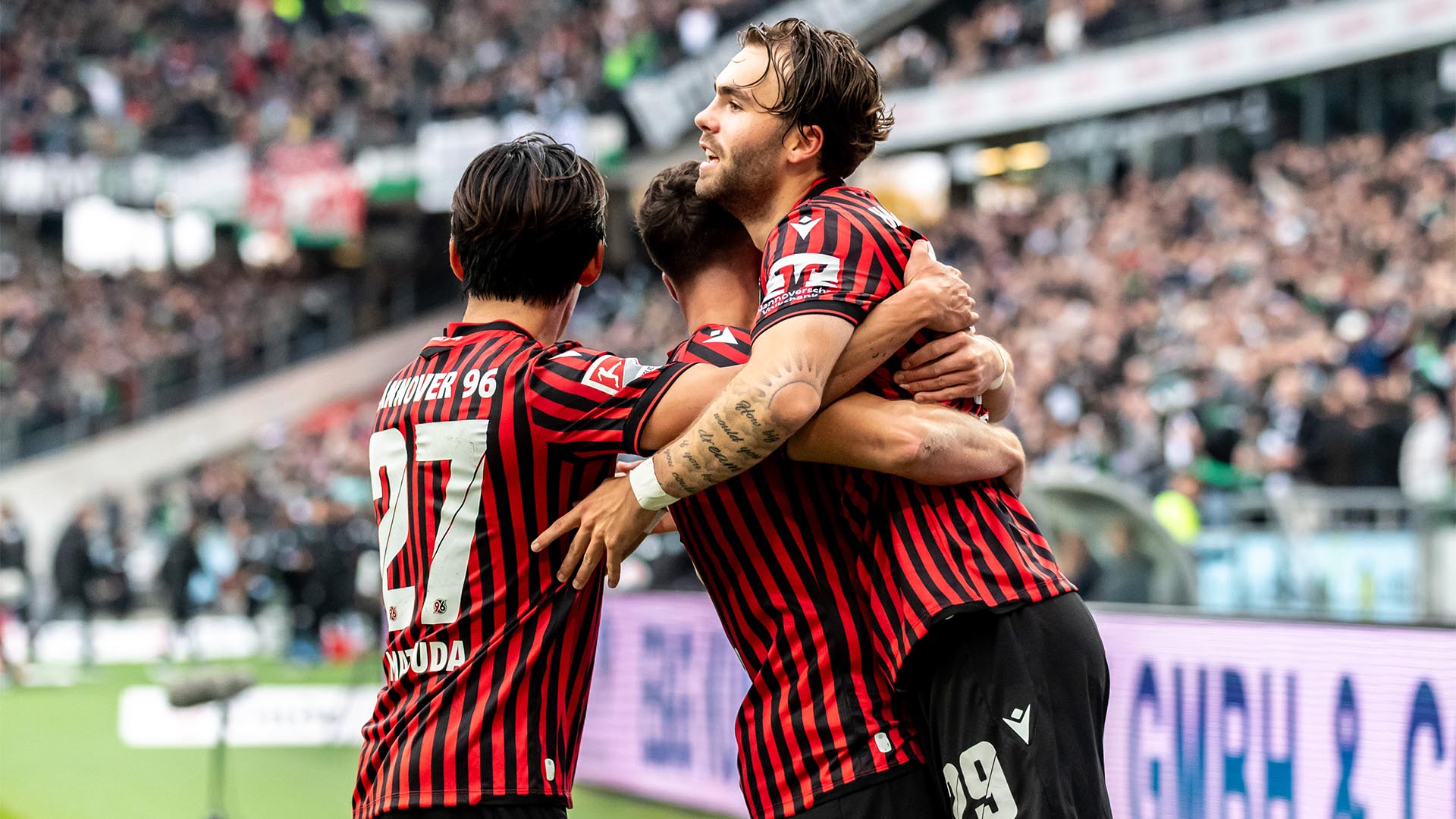 Kolja Oudenne, Hayate Matsuda und Enzo Leopold jubeln gemeinsam. 