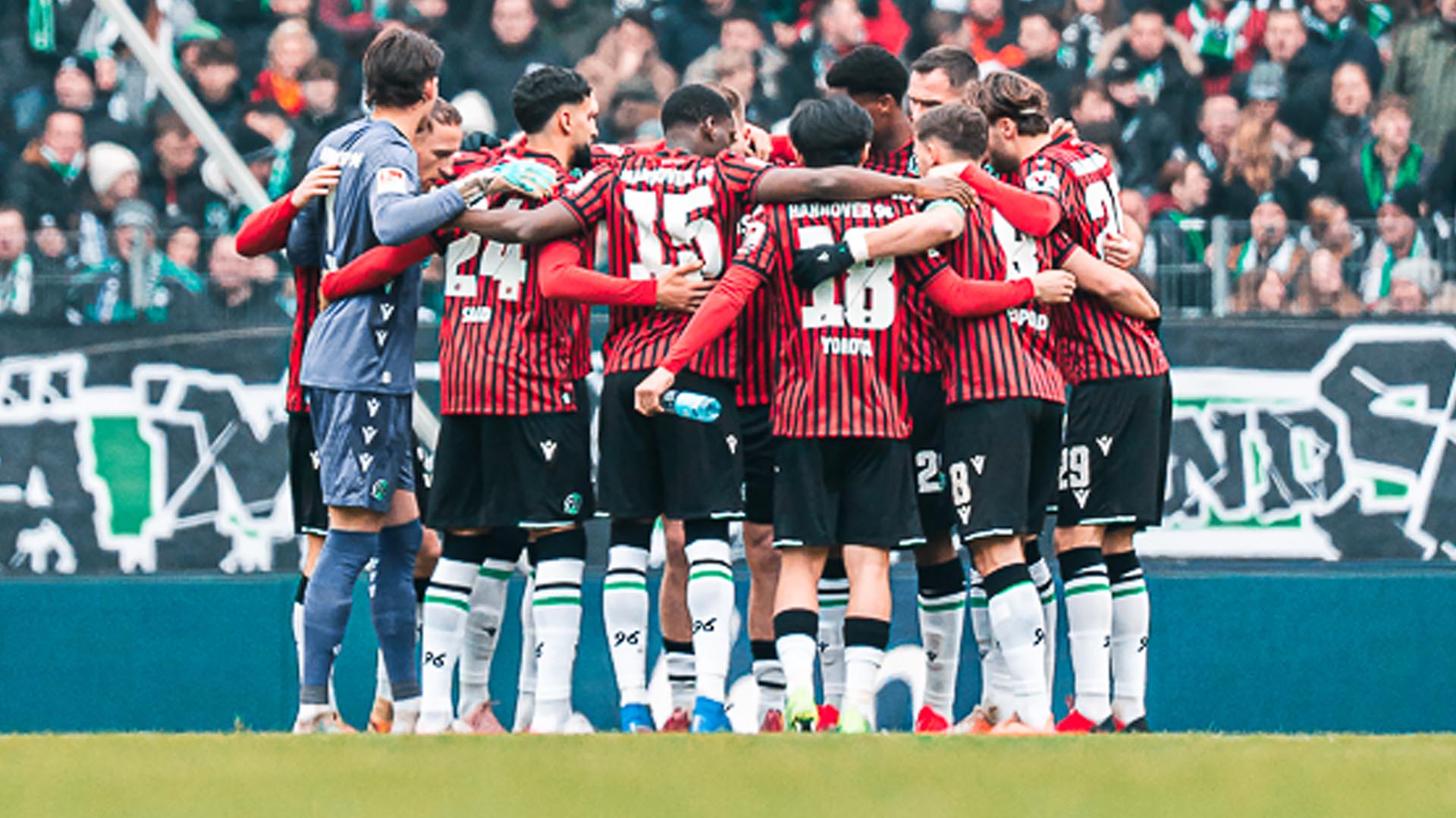 Mannschaftskreis der 96-Spieler in Heimtrikots.