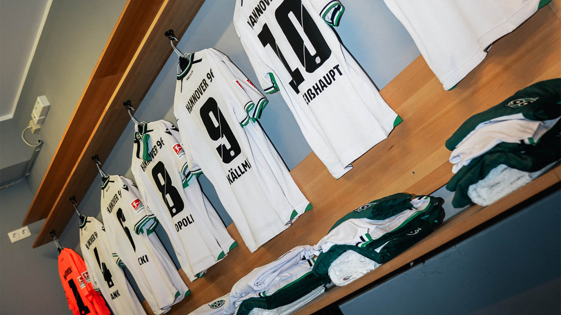 Blick in die Kabine, in der die weißen 96-Trikots hängen.
