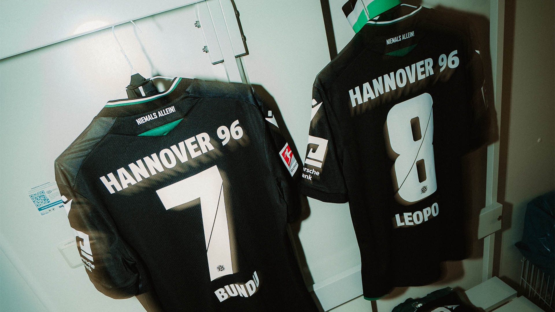 Die schwarz-grünen Auswärtstrikots von Bundu und Leopold hängen in der Kabine.