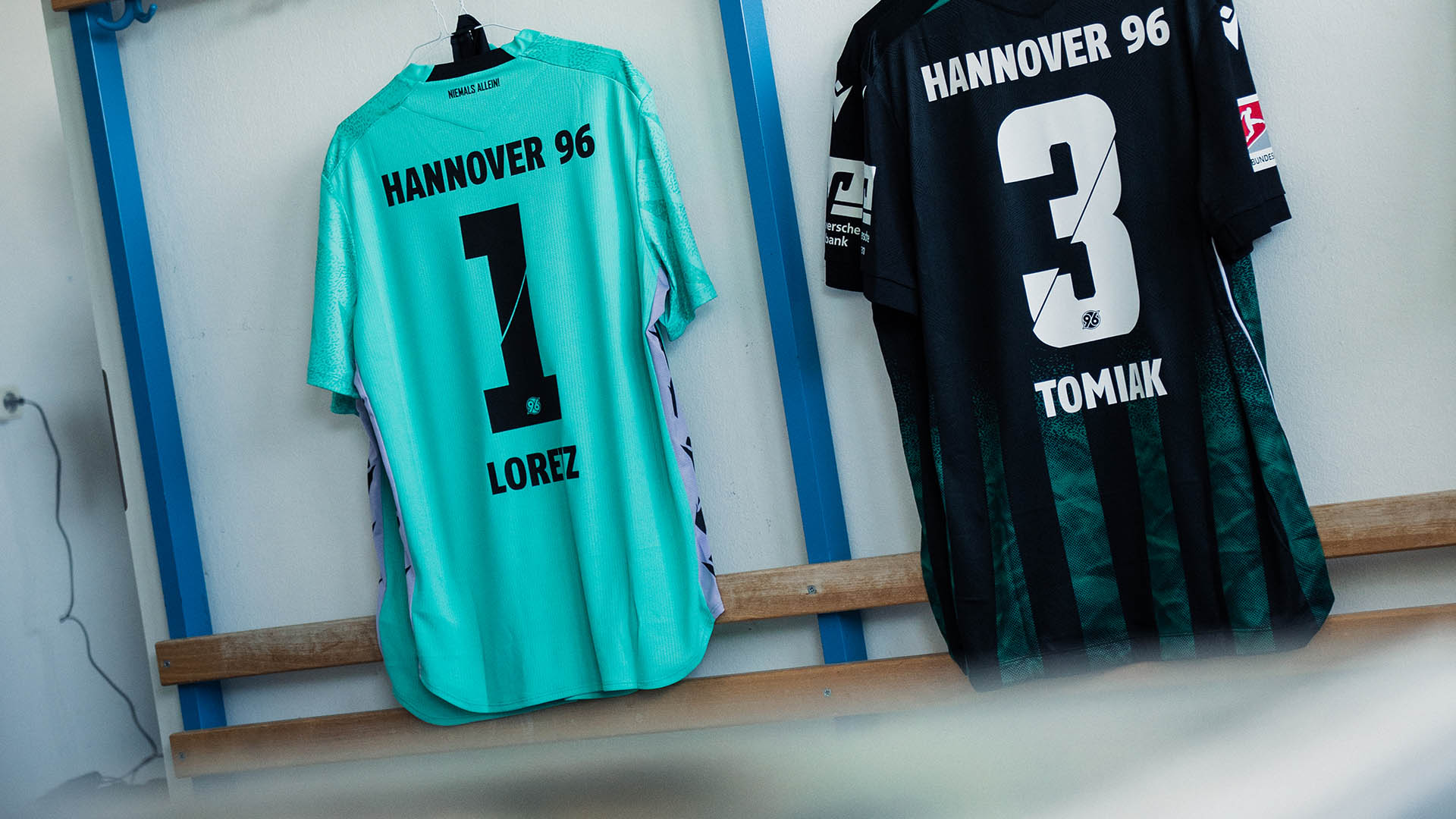 Das Trikot von Pascal Loretz und das von Boris Tomiak hängen in Cottbus in der Kabine.