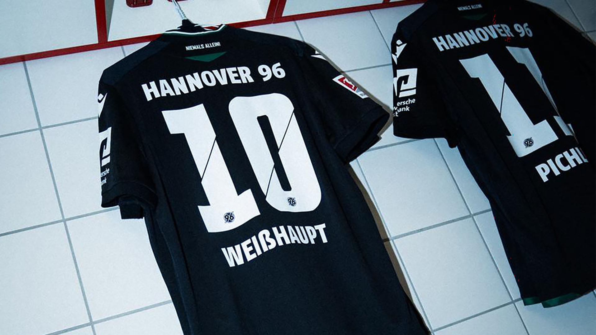 Das Trikot von Noah Weißhaupt hängt in der Kabine, daneben das von Benedikt Pichler. 