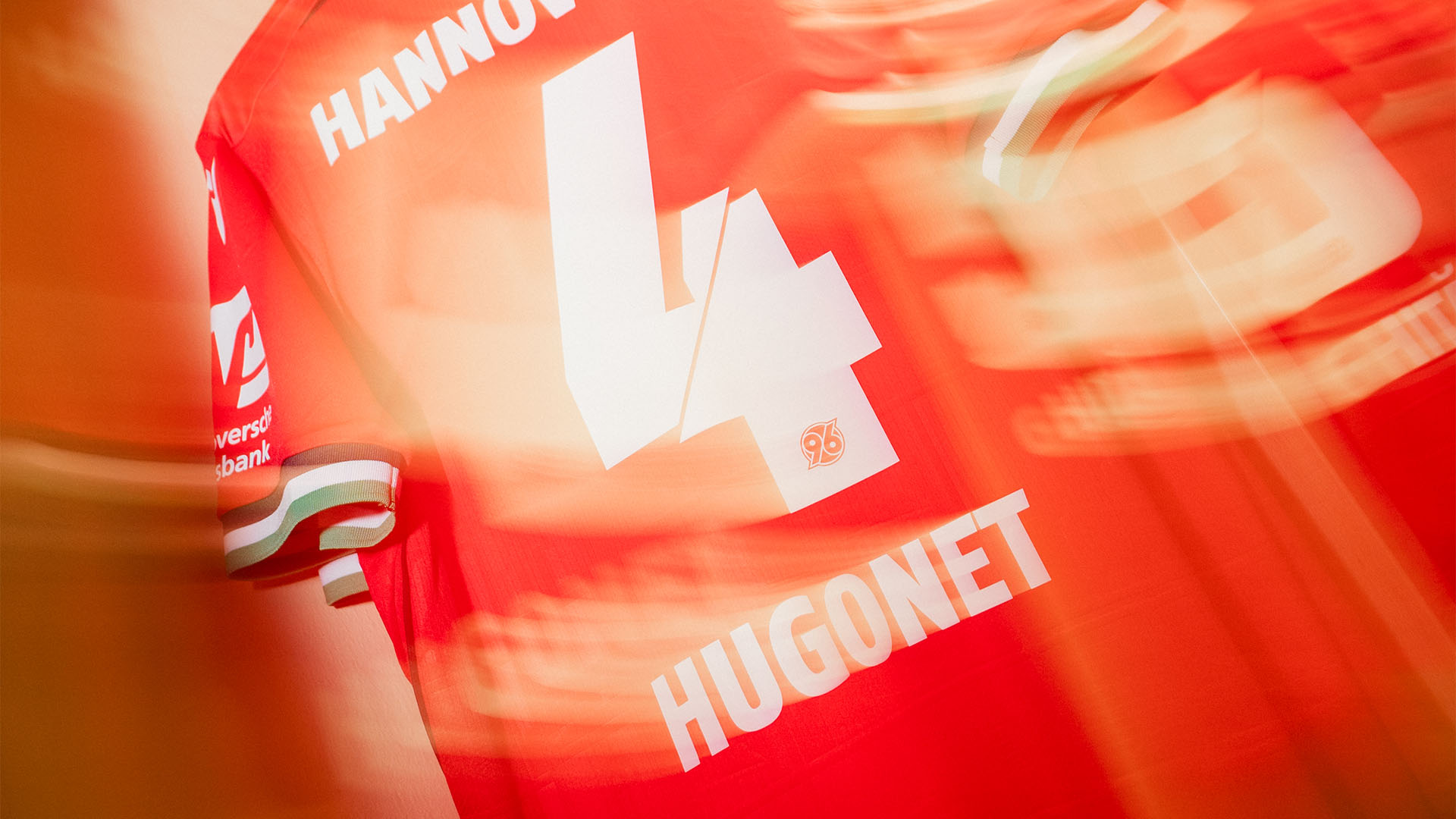 Unscharfe Aufnahme des roten Hugonet-Heimtrikots.