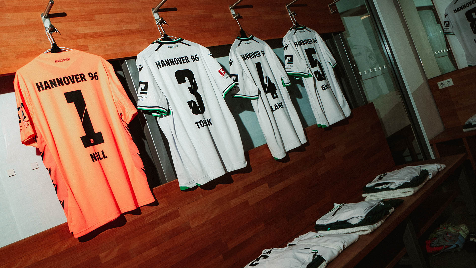 Die Trikots hängen in der Kabine.