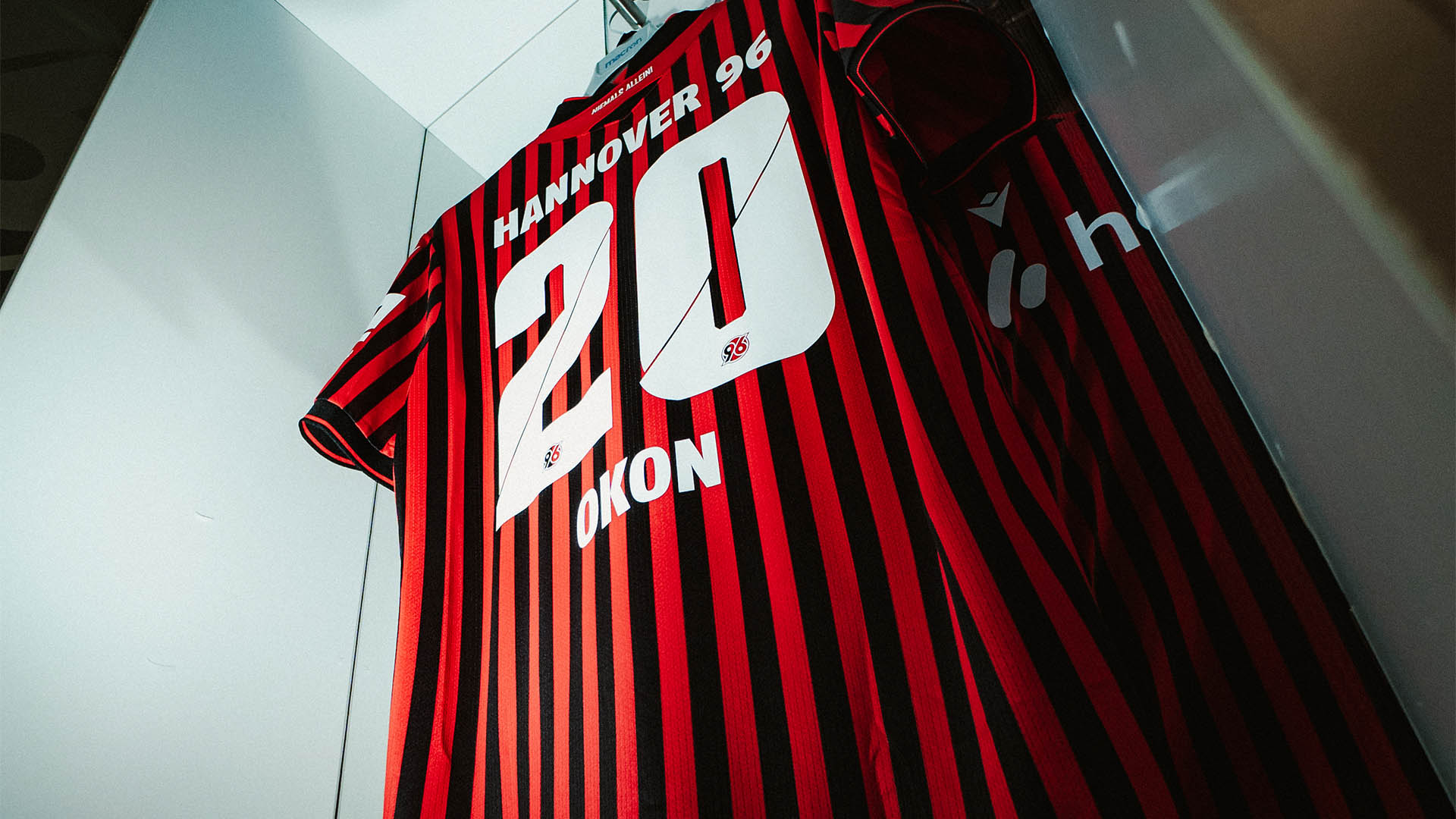 Das Trikot von Ime Okon hängt in der Kabine.