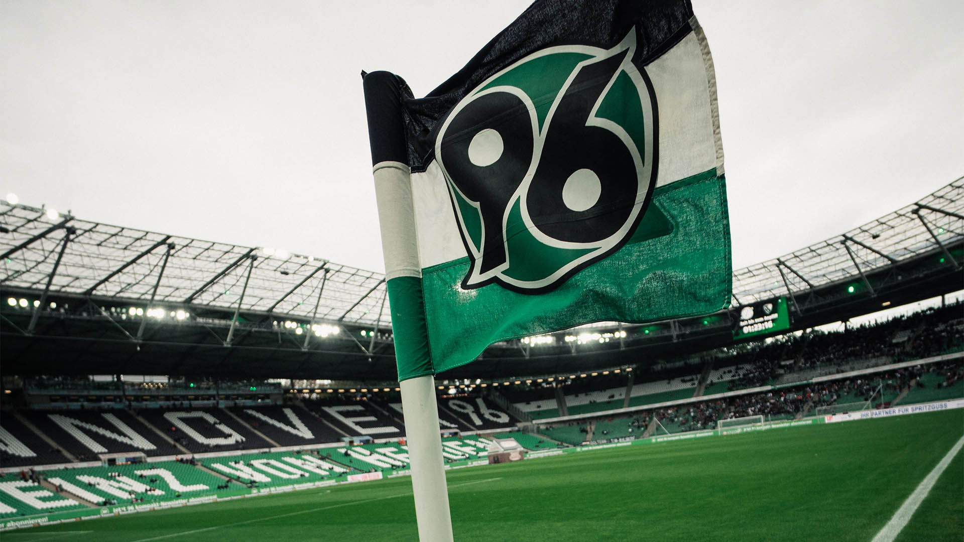 Die Eckfahne im 96-Stadion.