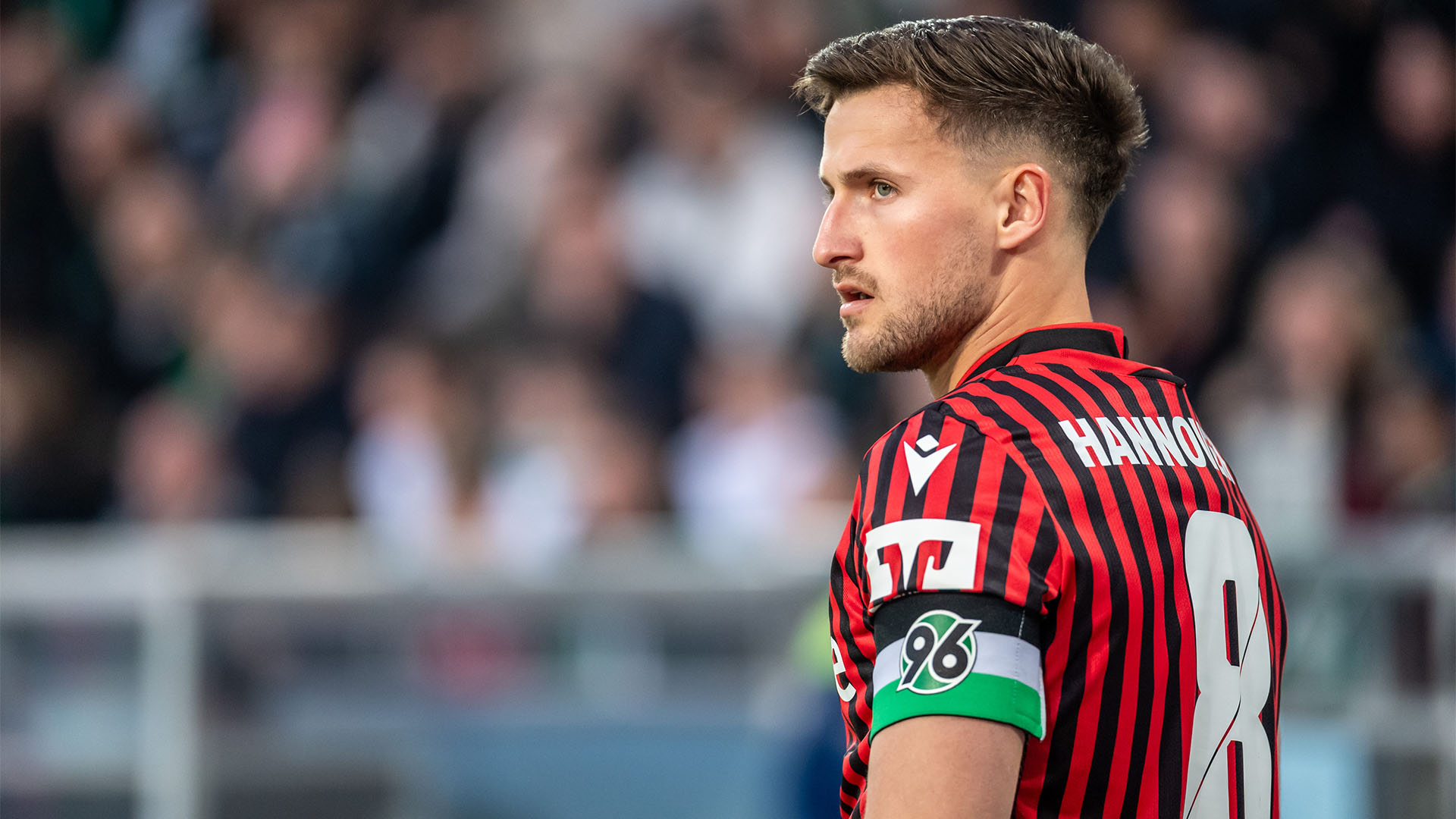 Seitenaufnahme von Enzo Leopold im Heimtrikot und mit Kapitänsbinde.