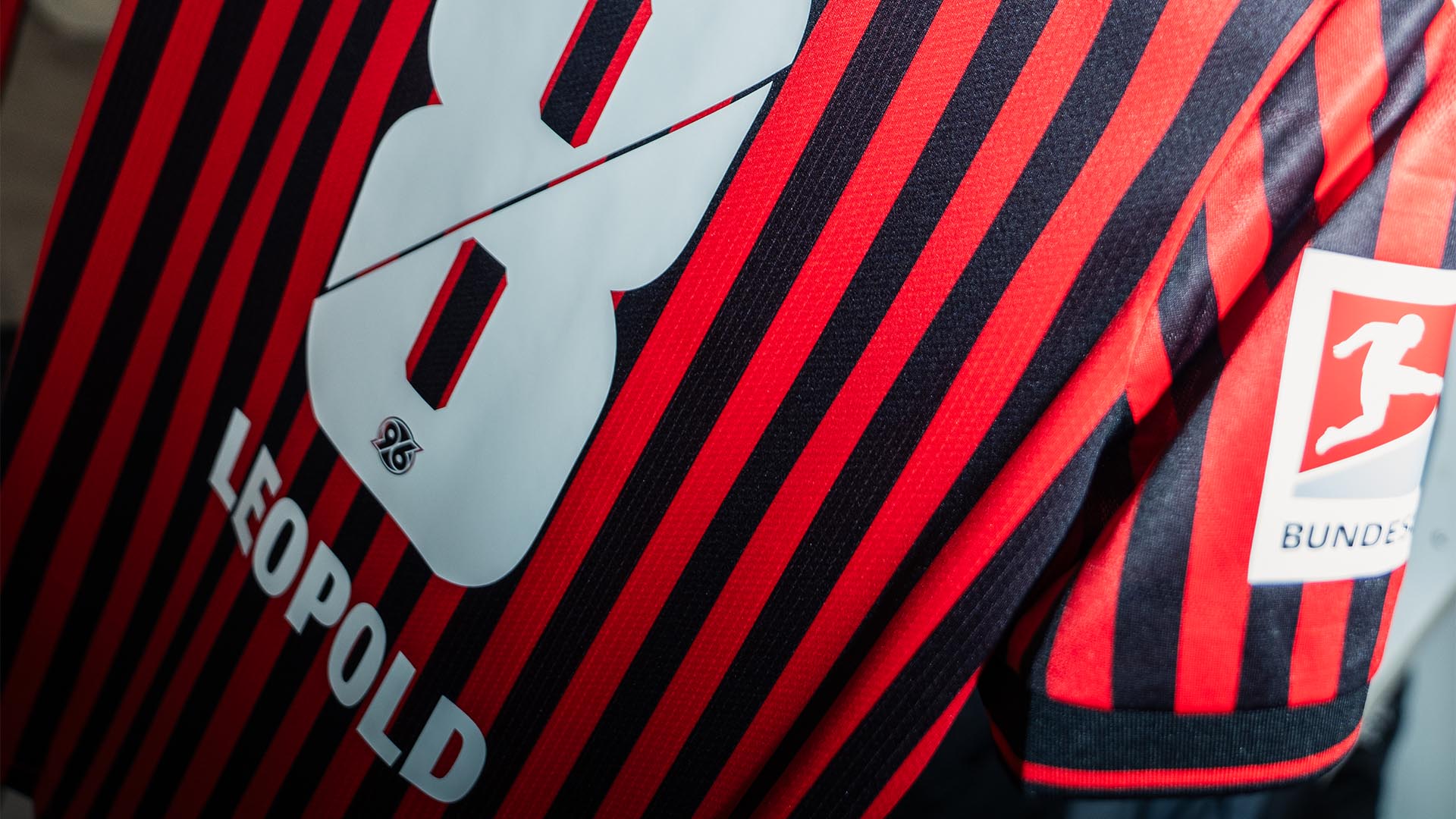 Enzo Leopolds Heimtrikot hängt in der Kabine.