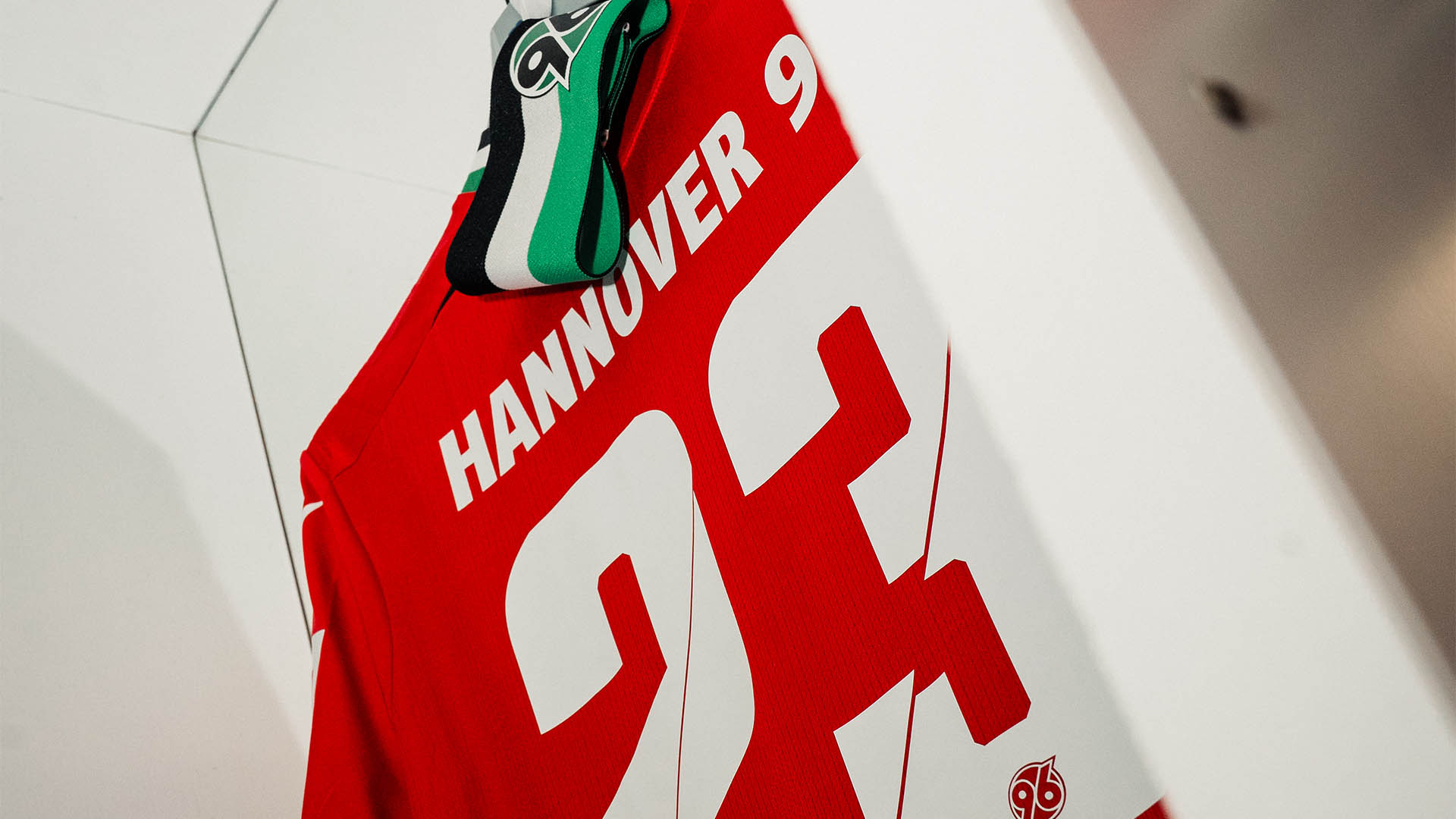 Das Heimtrikot von Thordarson mit der Kapitänsbinde.