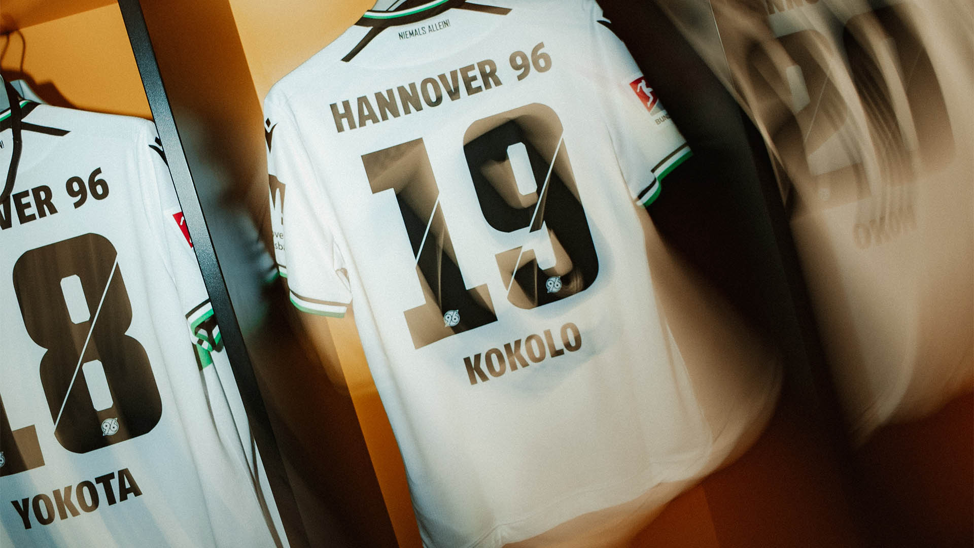 Die Trikots von Daisuke Yokota und William Kokolo hängen in der Kabine.
